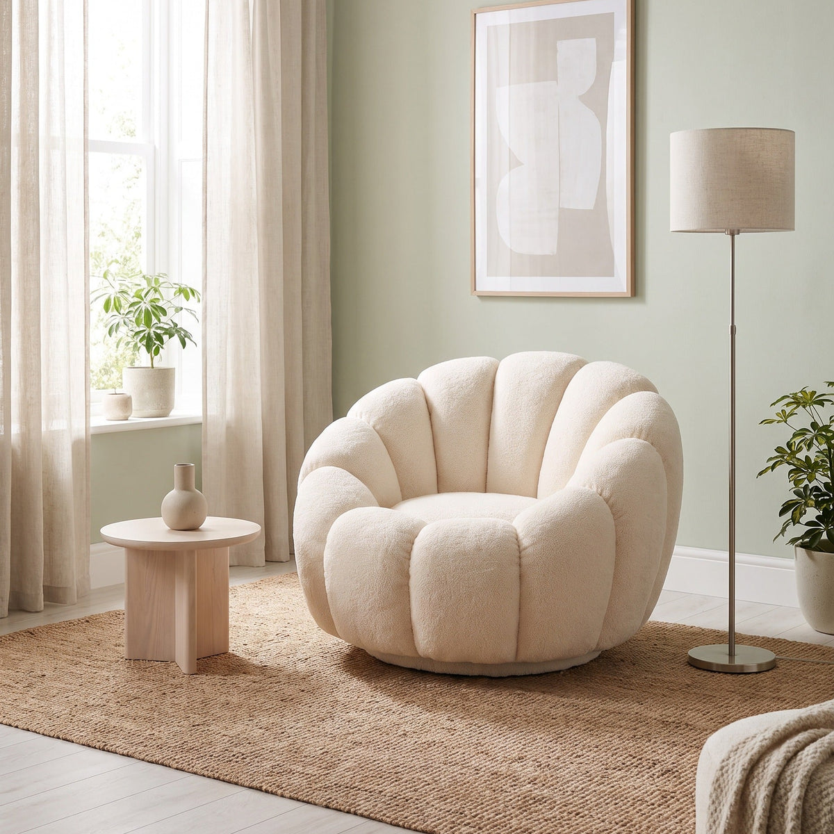 Fauteuil cocooning nuage écru de 100 cm de large à côté d'une table d'appoint et d'un lampadaire