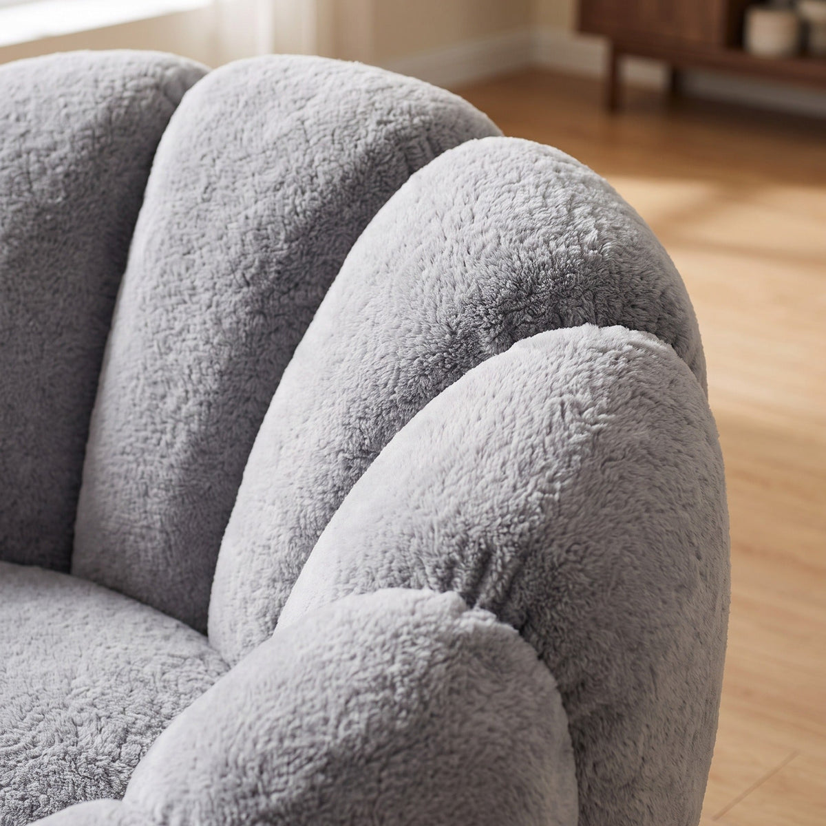 Détail du tissu peluche gris très doux du fauteuil nuage : dossier côtelé et accoudoir arrondi