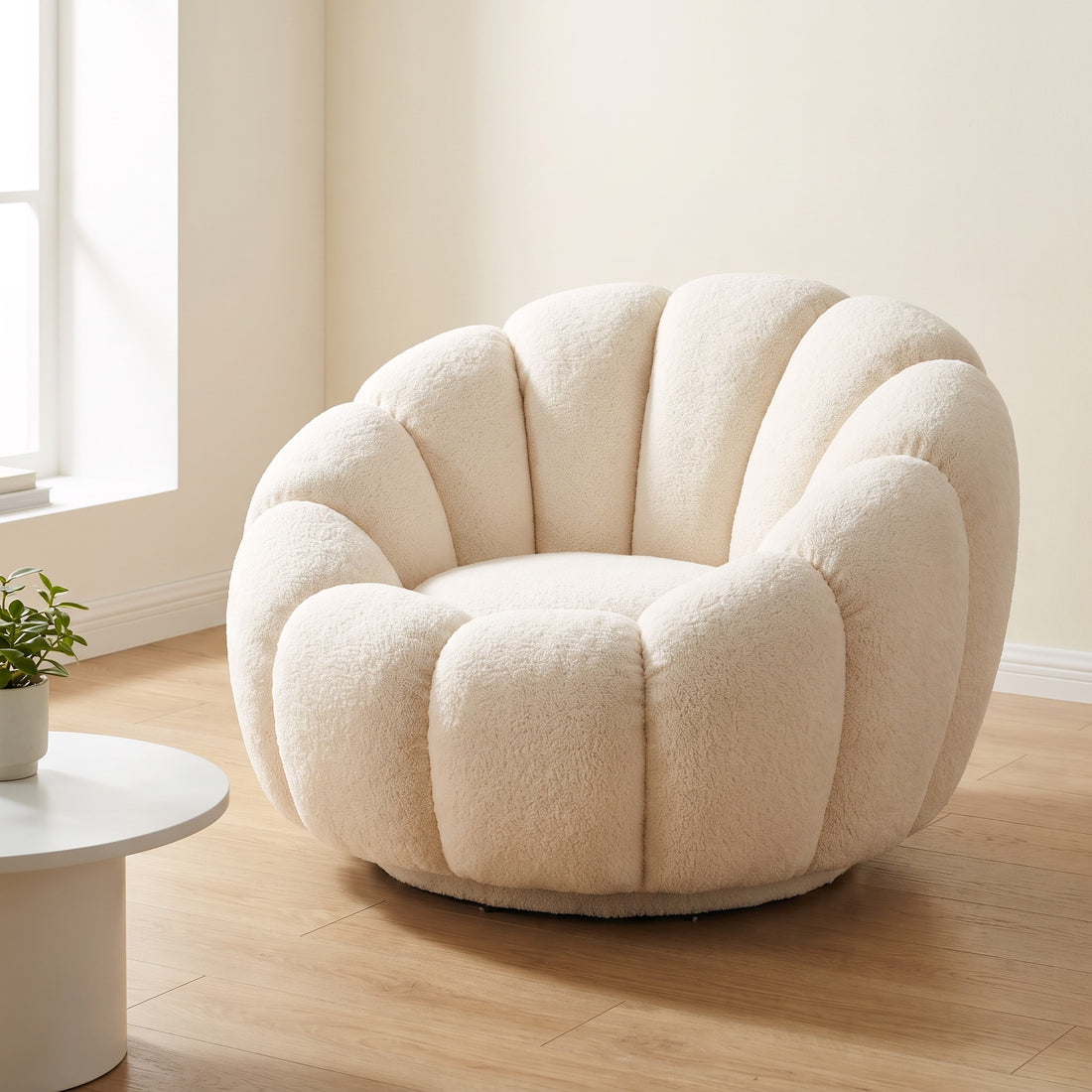 Fauteuil nuage Cloud en peluche écru dans un salon scandinave lumineux, style cocooning