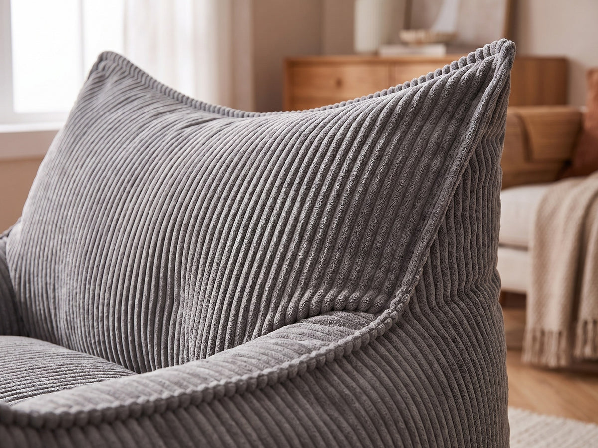 Détail du velours côtelé gris à grosses côtes du pouf fauteuil et de son dossier à oreilles